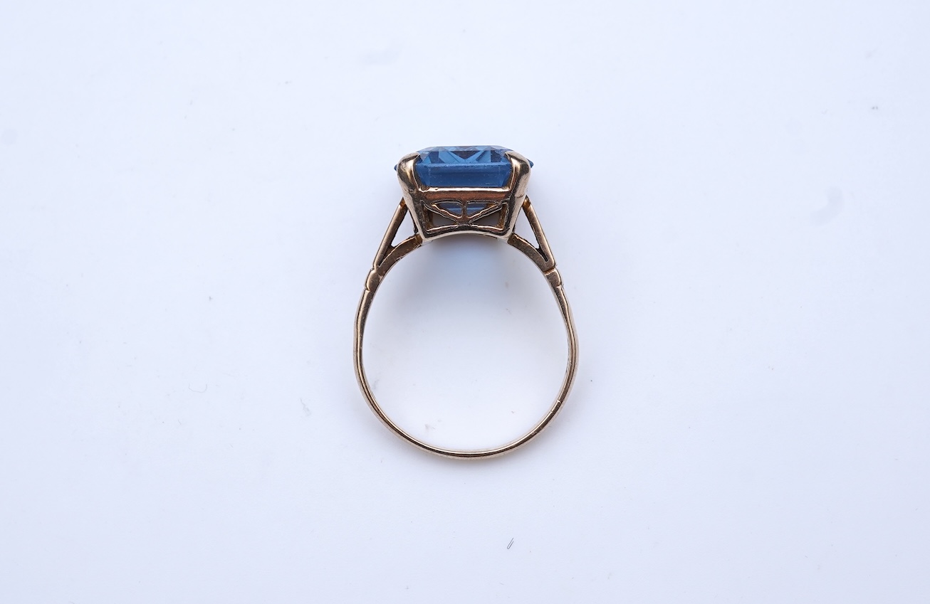 A synthetic blue spinel ring